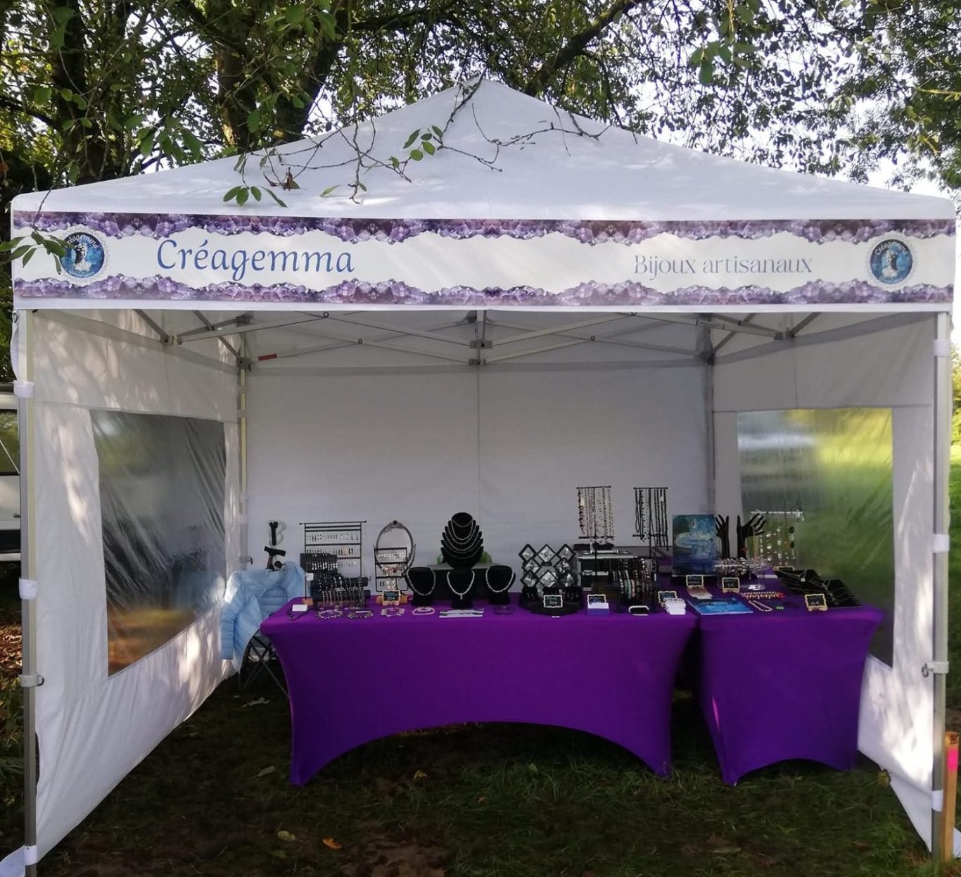 Voici une photo du stand de bijoux artisanaux, minéraux & fantaisies de la bijouterie française Créagemma.